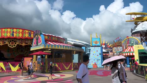 Besucher-Genießen-Ihren-Besuch-Im-Vergnügungs--Und-Tierthemenpark-Ocean-Park-In-Hongkong