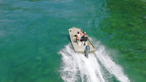 Gruppenbootfahren-Auf-Dem-Türkisfarbenen-Puelo-Fluss-Im-Chilenischen-Seengebiet