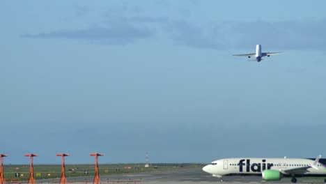 Aviones-De-Pasajeros-Despegando-Y-Alineándose-En-La-Pista