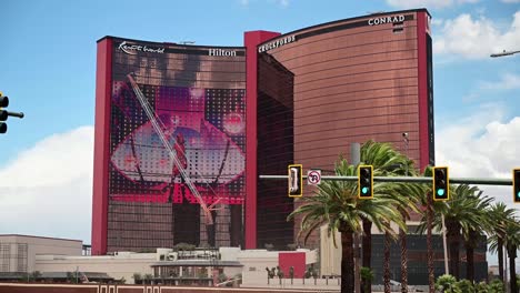 Crain-Arbeitet-In-Der-Nähe-Des-New-Resorts-World-Hotel-Und-Casino-Am-Las-Vegas-Strip