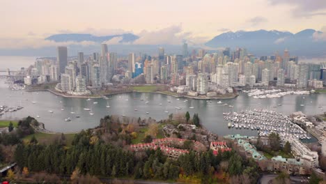 Nebliger-Sonnenaufgang-In-Der-Innenstadt-Von-Vancouver,-Yaletown-Und-False-Creek-Von-Fairview---Luftaufnahme