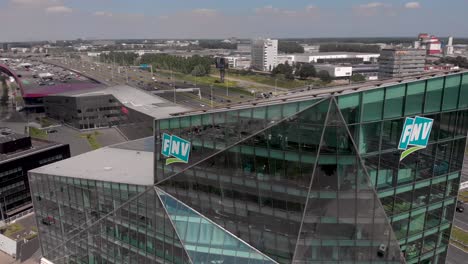 Zeitgenössische-Moderne-Glasfenster-Außenfassade-Des-Niederländischen-Arbeiterverbandes-In-Utrecht-Neben-Der-Autobahn
