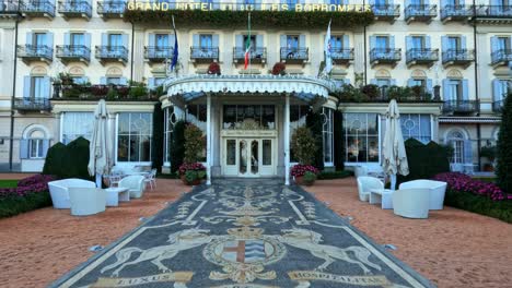 Entrada-Decorada-En-Cámara-Lenta-Del-Lujoso-Gran-Hotel-Des-Iles-Borromees-En-Stresa,-Italia