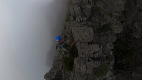 360-Grad-POV-Aufnahme-Eines-Jungen,-Fitten-Und-Athletischen-Mannes,-Der-Den-Gipfel-Des-Pico-Das-Torres-Auf-Madeira-Erklimmt