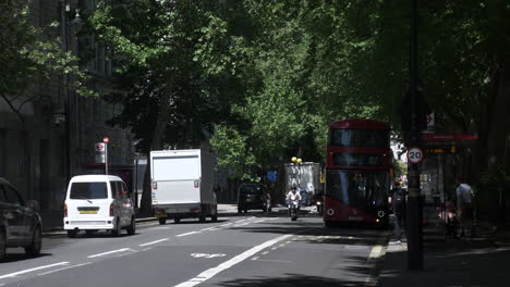 Autobús-Routemaster-Siendo-Saludado-En-Millbank-Road-En-Londres