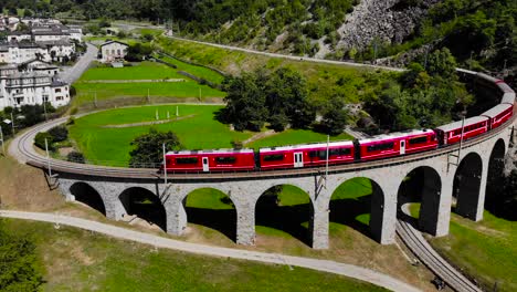 Antenne:-Zug-In-Brusio-Spiralviadukt