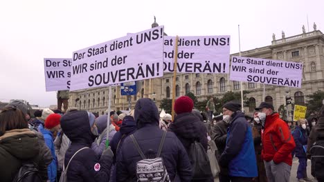 Carteles-Antiestatales-Retenidos-En-Protestas-Antivacunas-En-Viena,-Austria