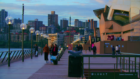 Gente-Caminando-En-El-Paseo-Frente-A-La-ópera-De-Sydney-En-Nsw,-Australia