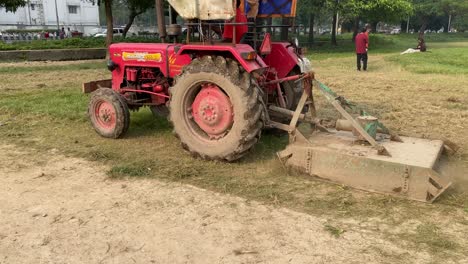 Tractor-Arando-Un-Campo