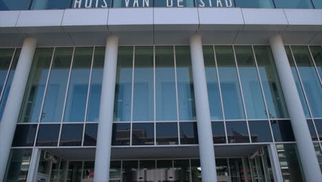 Modern-Facade-Of-Huis-van-de-Stad-With-Waffle-Pattern-Architectural-Design-In-Gouda,-Netherlands