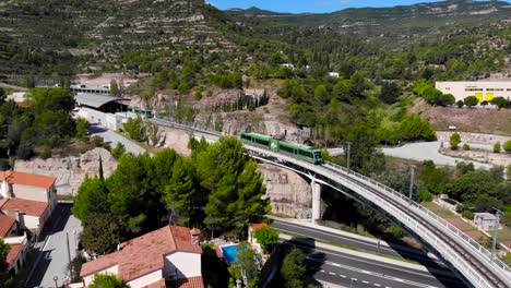 Luftbild:-Kleine-Zahnradbahn-über-Eine-Moderne-Brücke