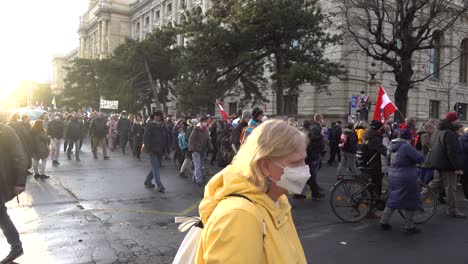Menschen-Mit-Gesichtsmasken-Bei-Anti-Corona-Protesten-In-Wien,-Österreich