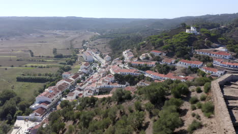 Drohnenflug-In-Richtung-Der-Hügel-Mit-Blick-Auf-Einige-Villen-In-Aljezur,-Algarve,-Portugal