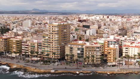 Küstenstadtbild-Der-Stadt-Torrevieja-In-Spanien,-Luftaufnahme-Nach-Vorne