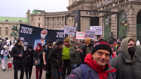 Menschen-Tragen-Gesichtsmasken-Und-Marschieren-Während-Anti-Corona-Protesten-In-Wien