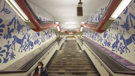 Nach-Oben-Geneigte-Aufnahme-Der-Treppe-In-Einer-U-Bahn-Station-In-Mexiko-Stadt,-Lateinamerika,-Mit-Wunderschöner-Kunst-In-Den-Tunnelwänden