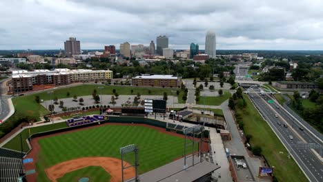 Winston-Salem-Skyline-Antenne-Mit-Baseballstadion-Im-Vordergrund