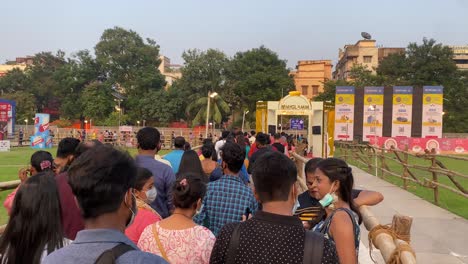 Crowd-of-people-walking-in-lines-to-see-the-Durga-Puja-pandal-in-Kolkata