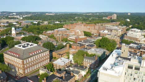 Filmische-Luftaufnahme-Der-Harvard-University,-Sommer