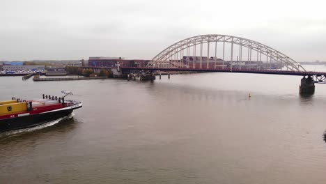 Buque-De-Carga-Bolero-Acercándose-Al-Puente-Sobre-El-Norte-En-Hendrik-ido-ambacht