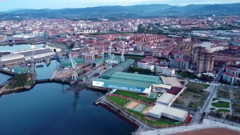 Drohnenflug-über-Dem-Hafen-Von-Gijon,-Der-Das-Stadtbild-Der-Stadt-Im-Norden-Spaniens-Enthüllt