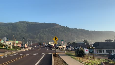 Fußgängerstraßenschild-In-Der-Stadt-Yachats-In-Oregon-Mit-üppigem-Grünen-Berg-Im-Hintergrund