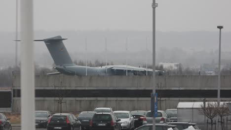 Un-Avión-De-Carga-De-La-Fuerza-Aérea-Ucraniana-Gira-Y-Luego-Taxis-En-El-Aeropuerto-De-Rzeszow-jasionka,-Base-De-La-Otan