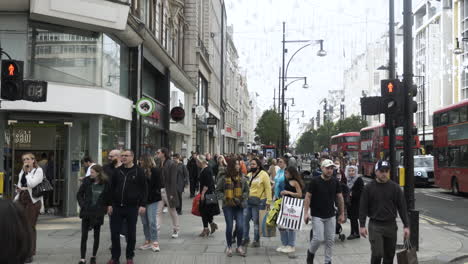 Menschen,-Die-An-Der-Ampel-Auf-Der-Oxford-Street-In-London-Warten---9.-Oktober-2021