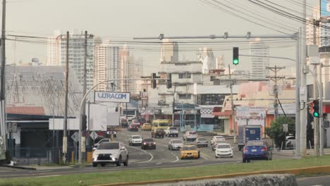 A-shot-of-a-busy-intersection-as-commuters-return-home-from-a-busy-work-day,-in-the-distance-the-beautiful-commercial-cityscape,-Via-Fernandez-de-Cordoba,-Panama-City