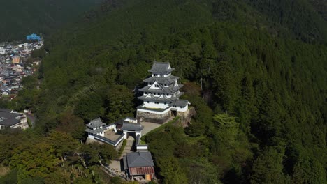 Aerial-pan-Gujo-Hachiman-Castle-in-Gifu-Prefecture,-Japan