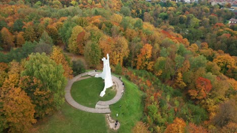 Luftaufnahme:-Der-Hügel-Der-Drei-Kreuze-In-Der-Stadt-Vilnius-Im-Herbst-Mit-Goldenen-Bäumen-Drumherum