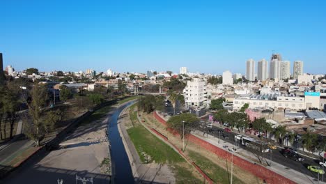 Weitwinkelantenne-Der-Skyline,-Des-Flusses-Und-Der-Brücke-In-Córdoba,-Argentinien