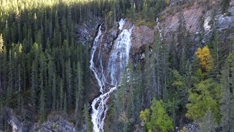 Imágenes-Cinematográficas-De-Drones-Escénicos-4k-De-Una-Gran-Cascada-Que-Fluye-En-Las-Montañas-Rocosas-De-Alberta,-Canadá