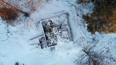 Eingestürztes-Haus-Im-Winter-Mit-Drohne