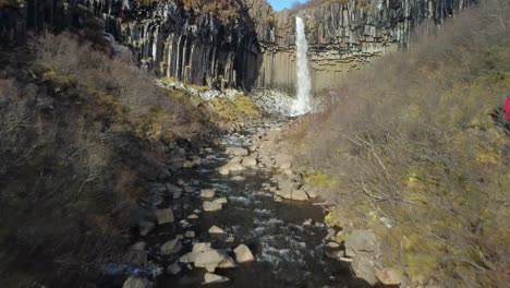 Luftaufnahme-Des-Erstaunlichen-Svartifoss-Wasserfalls-In-Island