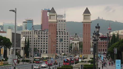 Vista-De-La-Torre-Veneciana-En-La-Plaza-Espanya,-Barcelona,-España---Ancha,-Estática