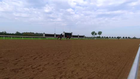 Los-Caballos-Corren-En-El-Hipódromo-De-Keeneland-En-Lexington,-Kentucky