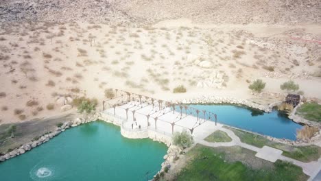 Fliegen-Der-Drohne-über-Einen-Wunderschönen-Blauen-Teich-Mitten-In-Der-Wüste-Im-Apple-Valley,-Kalifornien