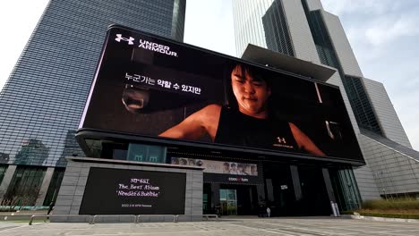 Riesige-Elektronische-Werbetafeln-Für-Produkte-Vor-Dem-Coex-Artium-World-Trade-Center-Komplex-In-Seoul,-Südkorea-–-Eröffnungsaufnahme