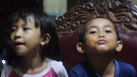 Blora,-Zentral-Java,-Indonesien,-30.-März-2022:-Kleine-Kinder-Tanzen-Im-Wohnzimmer