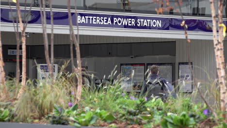 La-Gente-Entra-En-La-Nueva-Estación-Subterránea-De-La-Central-Eléctrica-De-Battersea