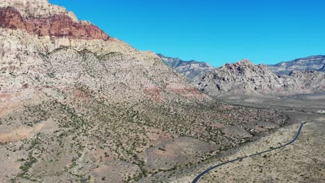 Luftaufnahme-Einer-Malerischen-Nebenstraße-Im-Red-Rock-National-Conservation-Area-In-Der-Nähe-Von-Las-Vegas,-Nevada