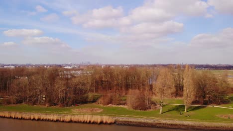 Luftaufnahmen-In-Richtung-Herbstbäume-Am-Flussufer-Der-Oude-Maas