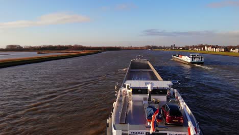 Luftaufnahme-Des-Hecks-Des-Binnencontainerschiffs-Fenny-II-Entlang-Des-Flusses-Noord