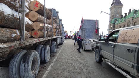 Seguimiento-Del-Movimiento-A-Través-De-Un-Camión-De-Troncos-De-Madera-En-Una-Protesta-Del-Convoy-De-La-Libertad-Frente-Al-Parlamento-Canadiense