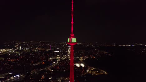 Antena:-La-Torre-De-Televisión-De-Vilnius-Brilla-Con-Colores-Brillantes-Durante-La-Noche-Del-Restablecimiento-Del-Estado-De-Lituania