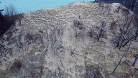 4K-Drohnenvideo-Einer-Sanddüne,-Die-Das-Lake-Michigan-Inn-Im-Winter-Zeigt