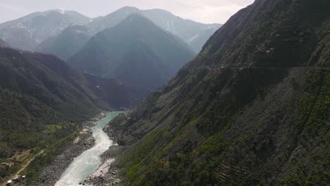 Toma-Aérea-De-Campos-En-Terrazas-Y-Río-Que-Fluye-En-El-Valle-En-El-Valle-De-Swat