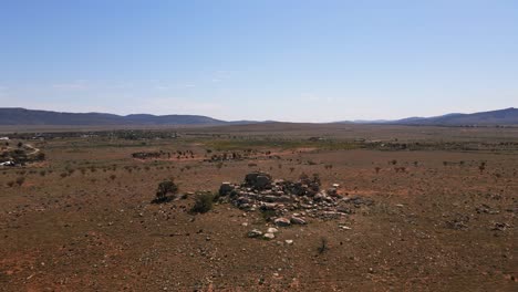 Aerial-pullback-revealing-Beautiful-scenery-from-Castle-rock-Lookout,-Australia-endless-outback