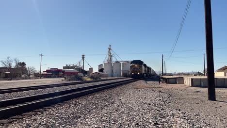 Entgegenkommender-Güterzug-In-Willcox,-Arizona